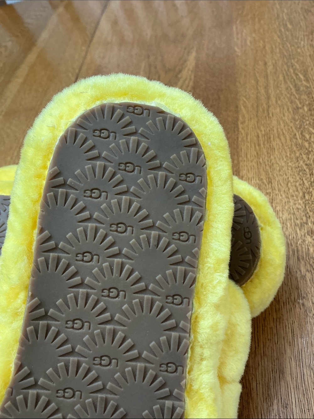 Woman’s UGG Fluff Yeah yellow slides. Size 5. Sheepskin. Elastic strap. Like new - Picture 7 of 7